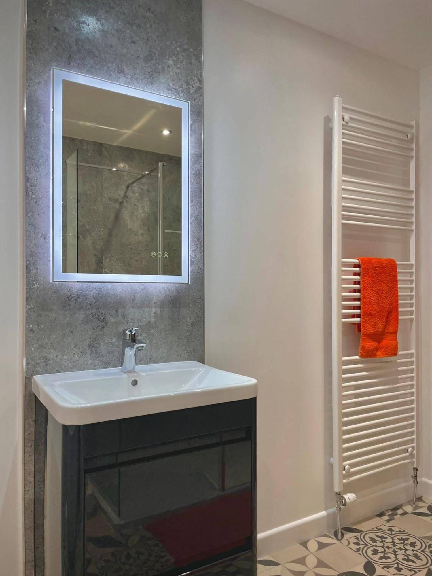 Bright 2-Bedroom Apartment With Parking In Montrose Dış mekan fotoğraf