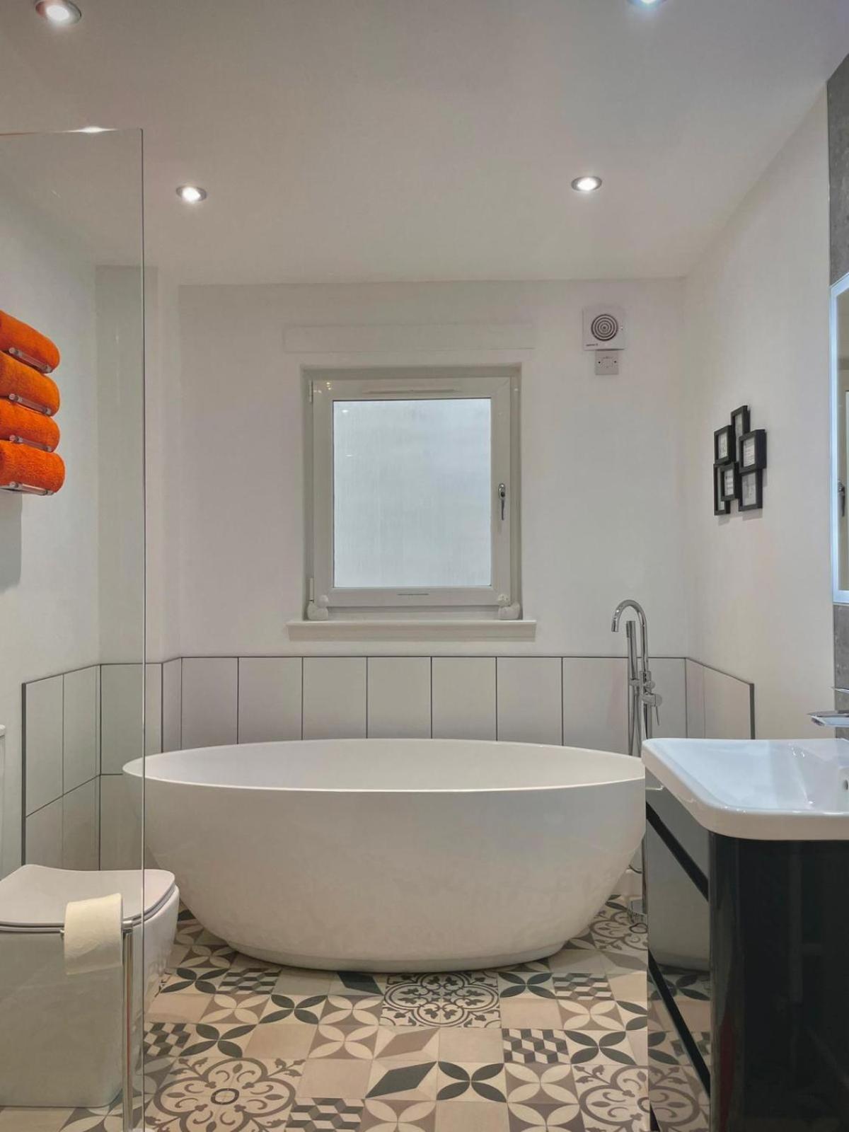Bright 2-Bedroom Apartment With Parking In Montrose Dış mekan fotoğraf