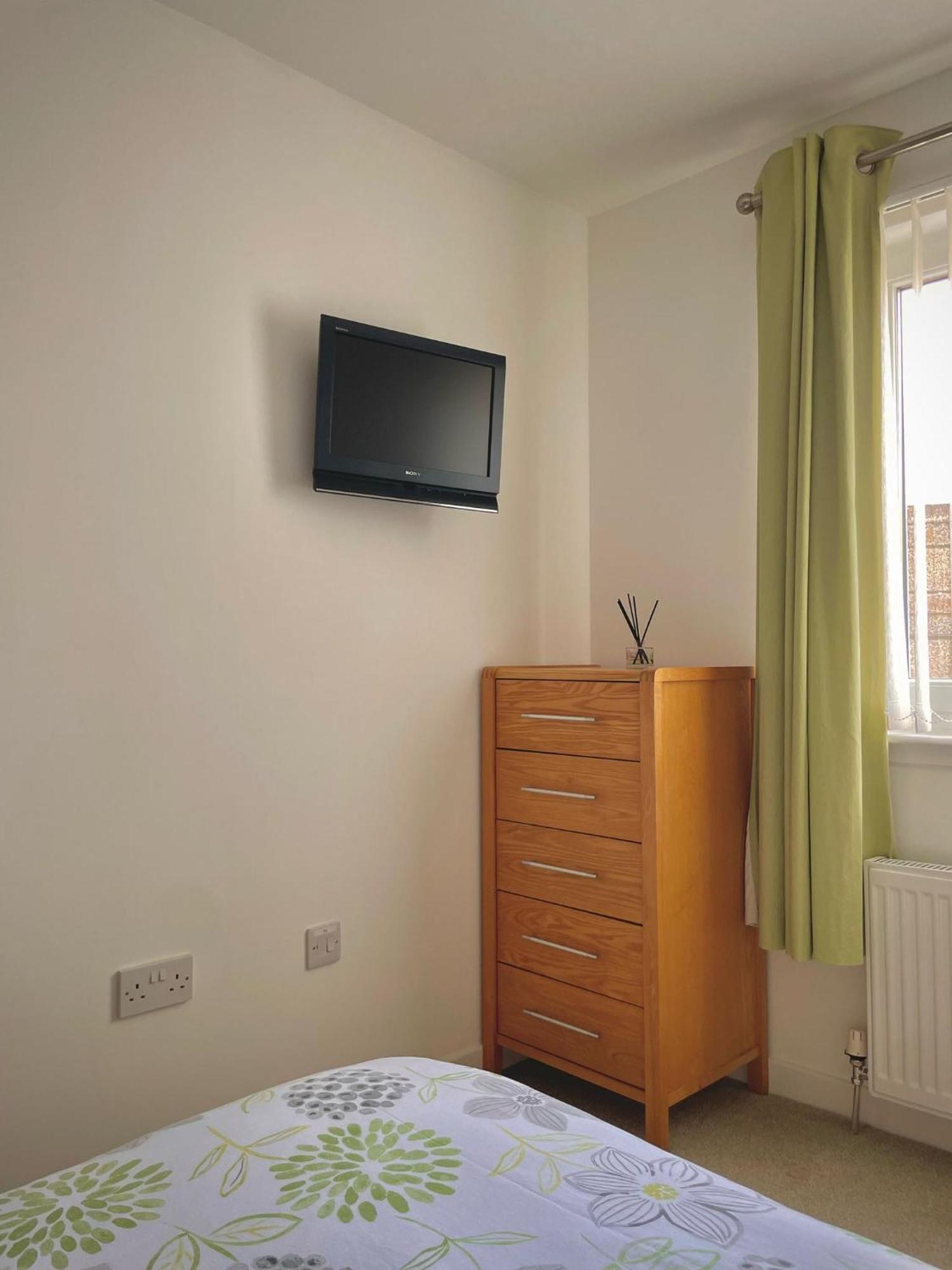 Bright 2-Bedroom Apartment With Parking In Montrose Dış mekan fotoğraf