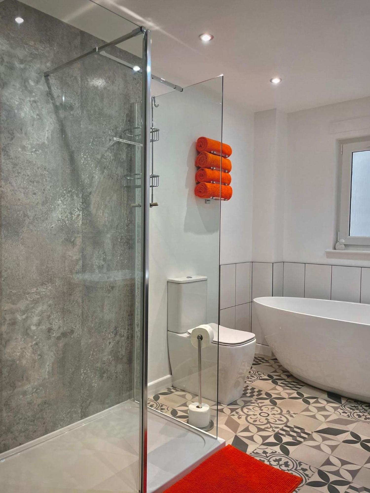 Bright 2-Bedroom Apartment With Parking In Montrose Dış mekan fotoğraf