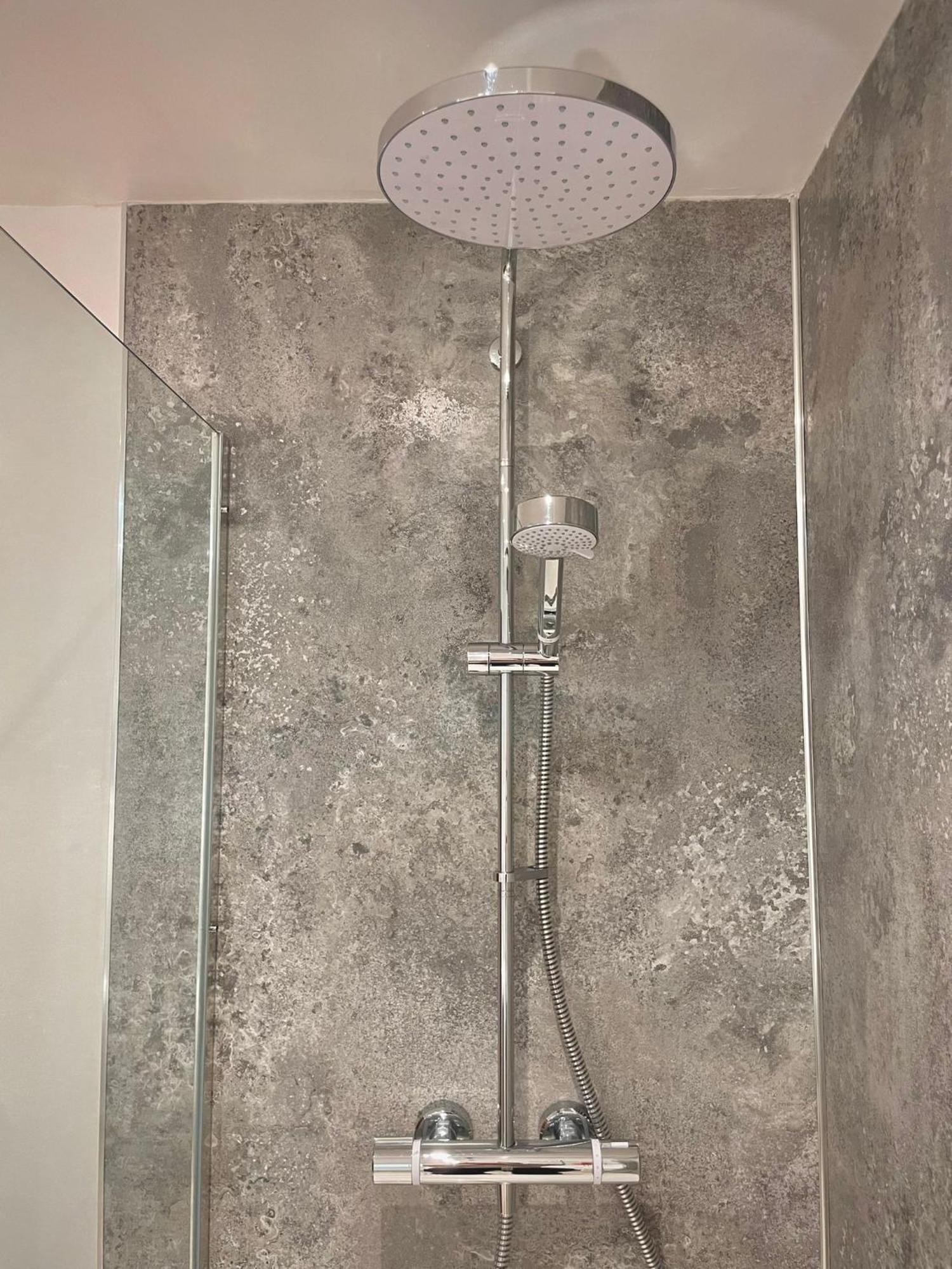 Bright 2-Bedroom Apartment With Parking In Montrose Dış mekan fotoğraf