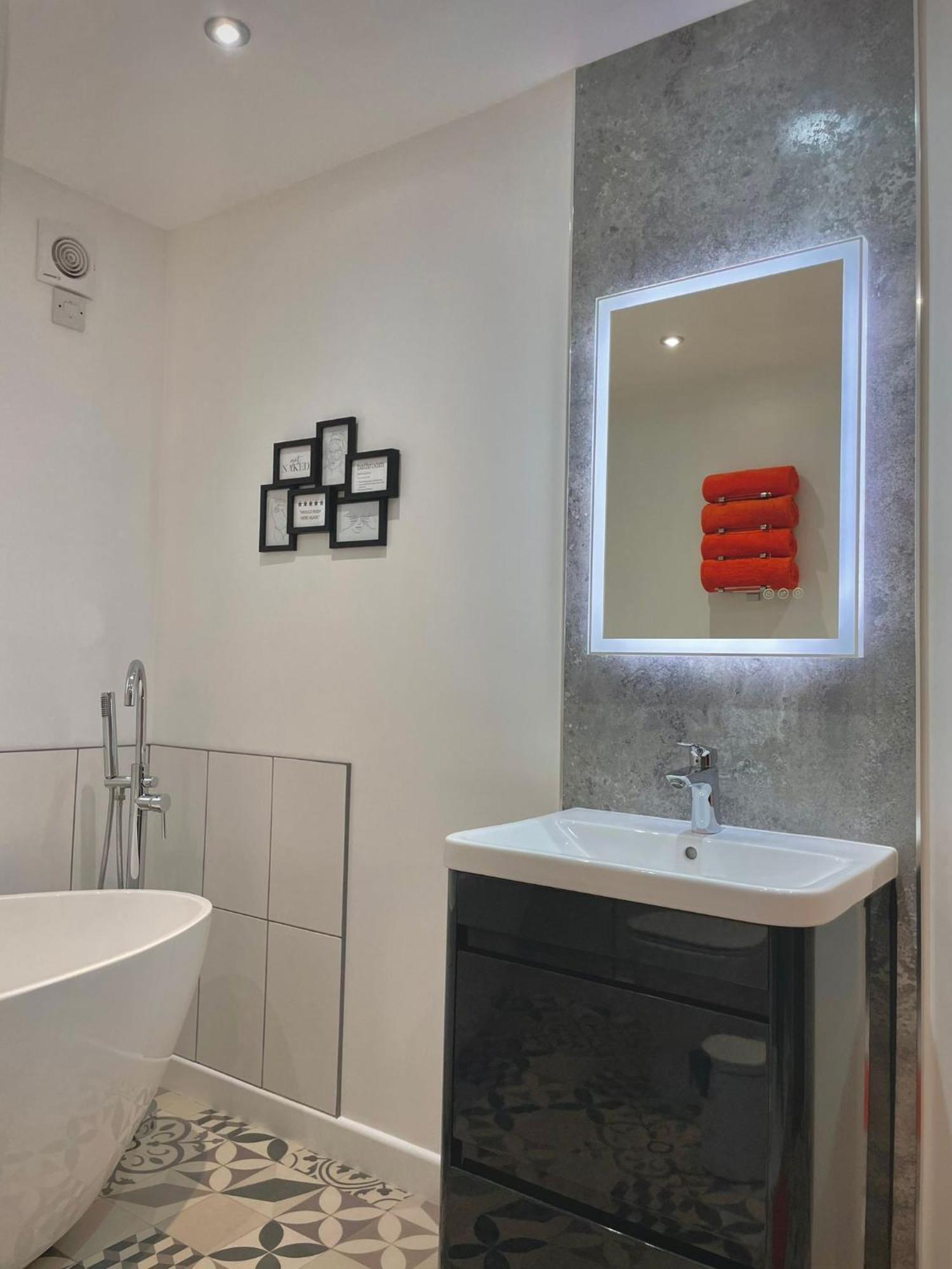 Bright 2-Bedroom Apartment With Parking In Montrose Dış mekan fotoğraf