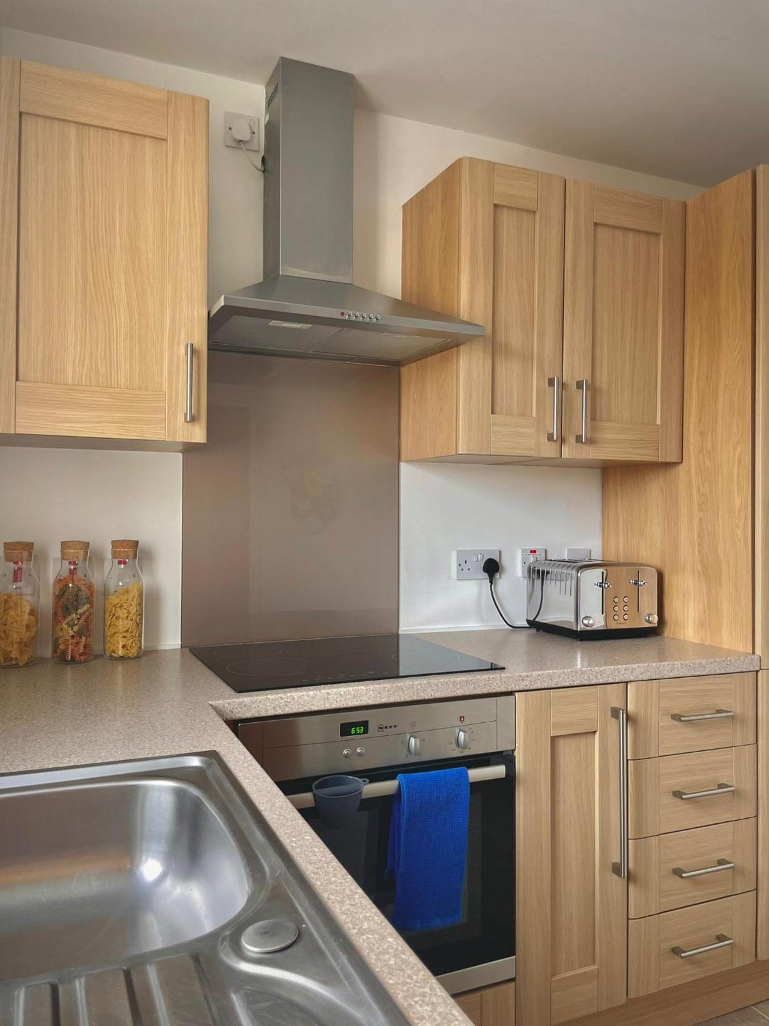 Bright 2-Bedroom Apartment With Parking In Montrose Dış mekan fotoğraf