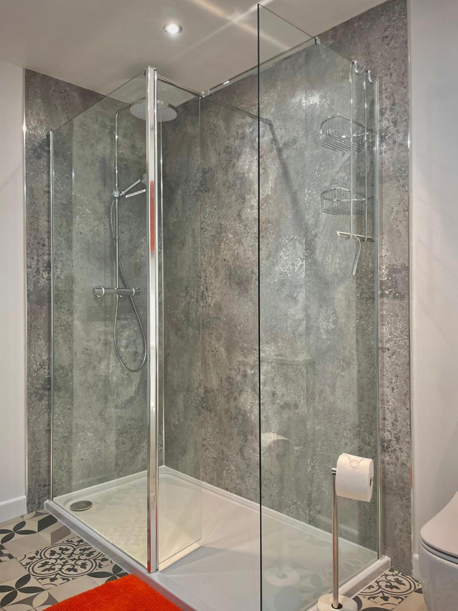 Bright 2-Bedroom Apartment With Parking In Montrose Dış mekan fotoğraf